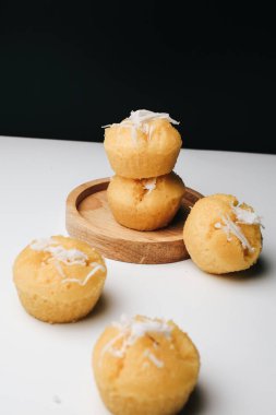 Beyaz masada hindistancevizli Toddy Palm Cake (Kanom Tarn), Tayland tatlısı lezzetli. Çok az ses tonu. siyah ve beyaz.