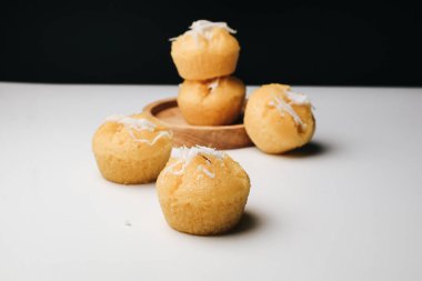 Beyaz masada hindistancevizli Toddy Palm Cake (Kanom Tarn), Tayland tatlısı lezzetli. Çok az ses tonu. siyah ve beyaz.