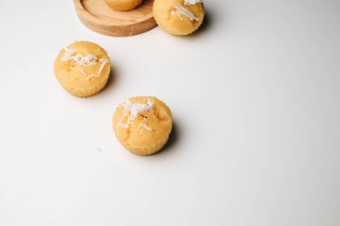 Beyaz masada hindistancevizli Toddy Palm Cake (Kanom Tarn), Tayland tatlısı lezzetli. Çok az ses tonu. siyah ve beyaz.