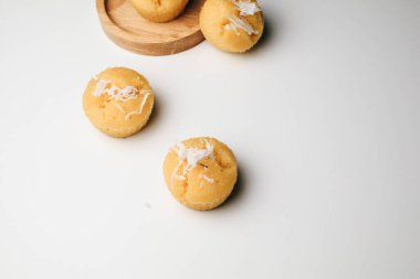 Beyaz masada hindistancevizli Toddy Palm Cake (Kanom Tarn), Tayland tatlısı lezzetli. Çok az ses tonu. siyah ve beyaz.