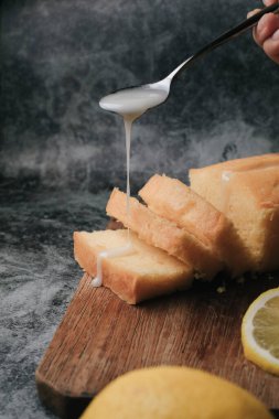 Limonlu kremalı limonlu kek. Lezzetli kahvaltı, geleneksel çay saati ikramı. İngiliz limonlu turta tarifi..