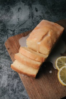 Limonlu kremalı limonlu kek. Lezzetli kahvaltı, geleneksel çay saati ikramı. İngiliz limonlu turta tarifi..