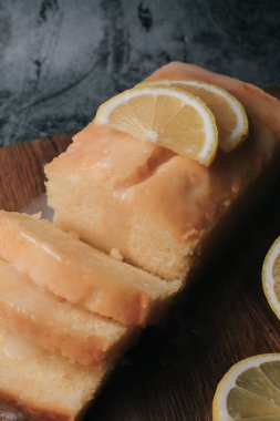 Limonlu kremalı limonlu kek. Lezzetli kahvaltı, geleneksel çay saati ikramı. İngiliz limonlu turta tarifi..