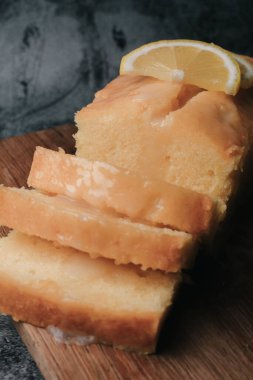 Limonlu kremalı limonlu kek. Lezzetli kahvaltı, geleneksel çay saati ikramı. İngiliz limonlu turta tarifi..