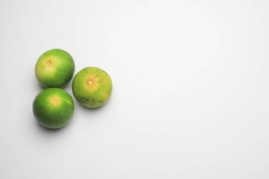 Beyaz arka planda taze limon izole edilmiş. Doku deseni sulu yeşil tropikal limon meyvesi. Resim yeşil limon