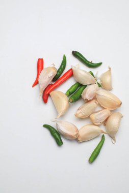 Yemek pişirmek için sarımsak ve biber. Beyazda izole edilmiş. kopyalama alanı. Baharatlı malzeme pişiriyorum..