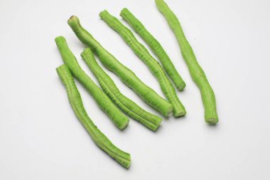 Beyaz arka planda doğranmış bezelye fasulyesi. Sebze, sağlıklı, Tayland yerel pazarda satılık.