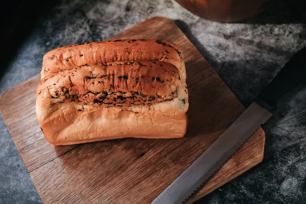 Fresh Homemade Loaf Bread Truffle Cutting Board Bakery Gold Rustic — Stock Photo, Image