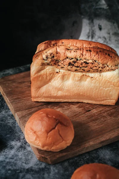 Pan Recién Hecho Casa Con Trufa Sobre Tabla Cortar Panadería — Foto de Stock