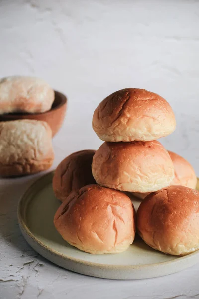Свежеиспеченный Хлеб Органические Цельнозерновые Хлебы Белом Фоне Мини Кучка Хлеба — стоковое фото