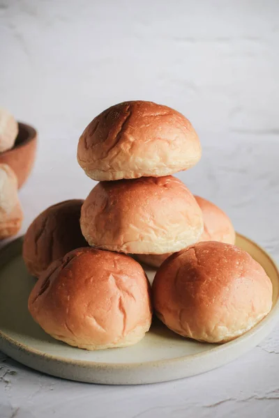 Frisch Gebackenes Brot Bio Vollkornbrote Auf Weißem Hintergrund Mini Brotstapel — Stockfoto