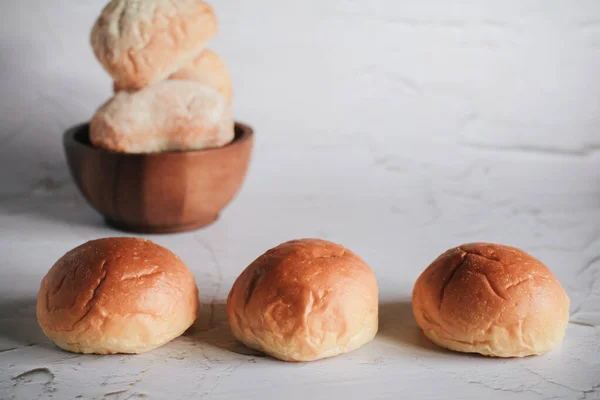 Frisch Gebackenes Brot Bio Vollkornbrote Auf Weißem Hintergrund Mini Brotstapel — Stockfoto