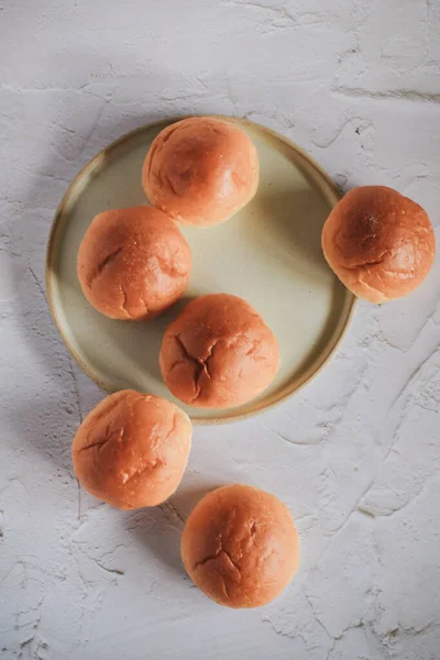 Frisch Gebackenes Brot Bio Vollkornbrote Auf Weißem Hintergrund Mini Brotstapel — Stockfoto