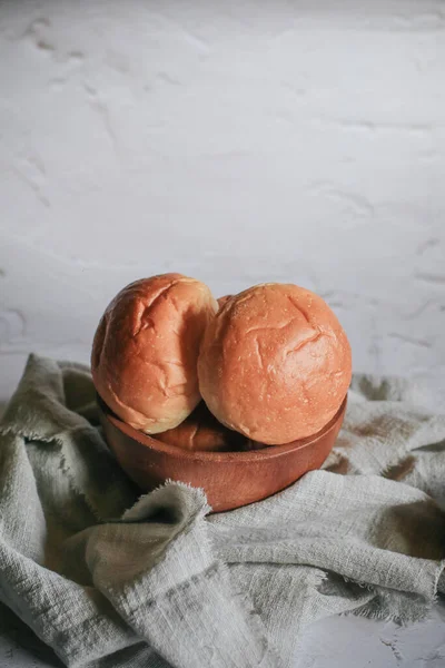 Hausgemachtes Brot Und Butter Zum Frühstück Auf Grauem Hintergrund Morgens — Stockfoto