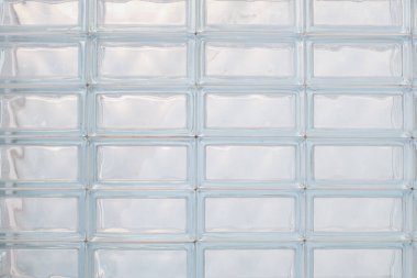 Cam blok duvarı arka plan için kapanıyor. Nesne ve malzeme olarak kullan. Yatay satır panelinde düzenle.