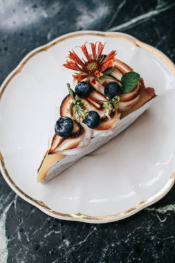 Limonlu turta ve meyveli krema. Geleneksel Fransız tatlı turtası. Lezzetli, iştah açıcı, limon kremalı ev yapımı tatlı..