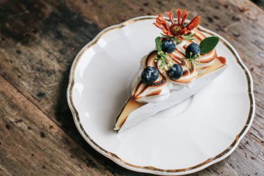 Limonlu turta ve meyveli krema. Geleneksel Fransız tatlı turtası. Lezzetli, iştah açıcı, limon kremalı ev yapımı tatlı..