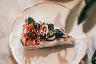 Limonlu turta ve meyveli krema. Geleneksel Fransız tatlı turtası. Lezzetli, iştah açıcı, limon kremalı ev yapımı tatlı..