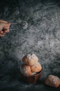 Köy ahşap arka planda ev yapımı ekşi ekmek. Geleneksel mayalanmış ekmek pişirme yöntemleri kavramı. Sağlıklı yemek..