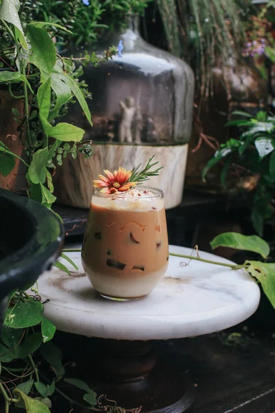 Kopi Latte Karamel Dingin Dengan Sirup Dan Dekorasi Krim Kocok — Stok Foto