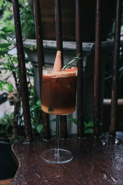 Cobertura Coquetel Laranja Café Com Laranja Fatiada Fundo Madeira Bebida — Fotografia de Stock