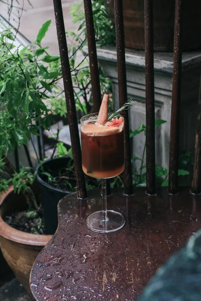 Tahta Arka Planda Dilimlenmiş Portakallı Portakal Kahve Kokteyli Rahatlatıcı Bir — Stok fotoğraf
