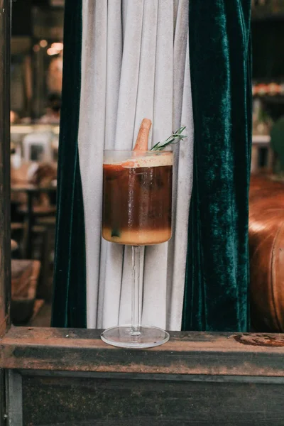 Tahta Arka Planda Dilimlenmiş Portakallı Portakal Kahve Kokteyli Rahatlatıcı Bir — Stok fotoğraf