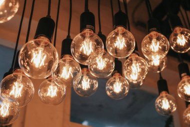 Eski model iç ışık, tasarım ve iç mekan. Kafede klasik metalik fener. Karanlık olduğunda odayı aydınlatmak için temel mobilyalar gerekli..