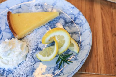 Limonlu limonlu turta. Restoranda taze pişmiş tatlının tadını çıkar. Dekoratif kekin yakın plan çekimi.