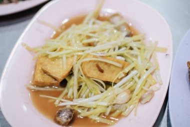 Fasulye filizlerini beyaz tabakta soya sosuyla karıştır. Asyalı sebze kızartması. Kolay ve Sağlıklı Tarifler.