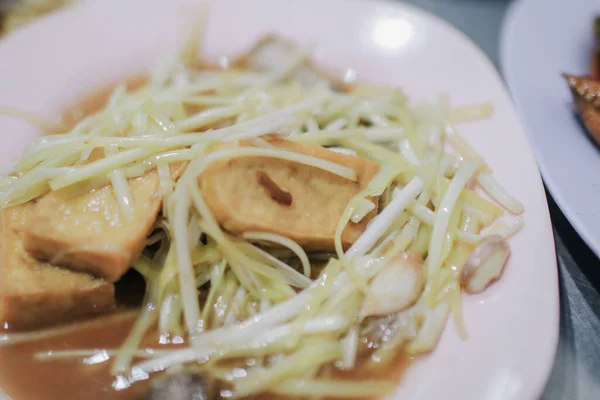 白皿に豆腐で炒め豆の芽を炒めます アジアの野菜炒め 簡単かつ健康的なレシピ — ストック写真
