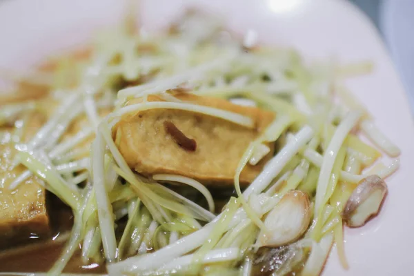Fasulye Filizlerini Beyaz Tabakta Soya Sosuyla Karıştır Asyalı Sebze Kızartması — Stok fotoğraf