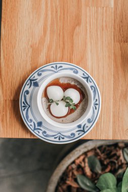 Mochi 'li ev yapımı siyah susamlı puding. Japon geleneği tatlı.