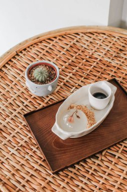 Mizu Shingen Mochi veya Kinako ile Japon Su Keki veya Soya Tozu ve Kokumitsu veya Syrup. Süslü Japon usulü tatlı. Yağmur damlası Mizu Mochi Japoncada kalorisiz popüler bir tatlıdır..