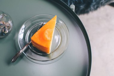 Tabakta portakallı kek. Üst manzara, boş alan, klasik tonlu görüntü. Tatlı yiyecek ve içecek.