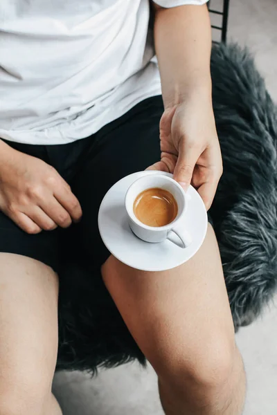 Mano Hombre Sosteniendo Una Taza Blanca Café Caliente Durante Cita —  Fotos de Stock