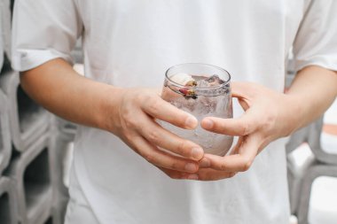 Gerçek liçi şurubuyla süslenmiş İtalyan sodası. Kokteyl ya da kokteyl konsepti. Seçici odak.
