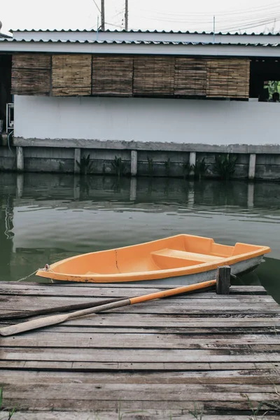 Gele Boot Bij Pier Het Meer Tuin Voorjaarsachtergrond Drijvend Apparaat — Stockfoto