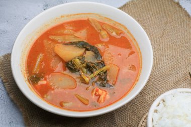 Kaeng som, yeşil papaya ve karidesli baharatlı Tayland Ekşi Körisi. Geleneksel Tayland yemeği tarifi, Tayland 'ın en popüler yemeği..