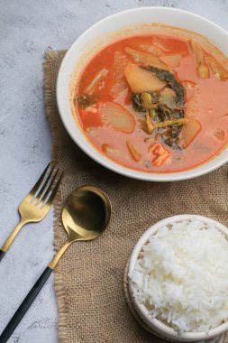 Kaeng som, yeşil papaya ve karidesli baharatlı Tayland Ekşi Körisi. Geleneksel Tayland yemeği tarifi, Tayland 'ın en popüler yemeği..