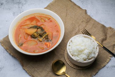 Kaeng som, yeşil papaya ve karidesli baharatlı Tayland Ekşi Körisi. Geleneksel Tayland yemeği tarifi, Tayland 'ın en popüler yemeği..