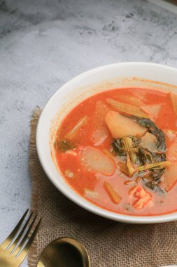 Kaeng som, yeşil papaya ve karidesli baharatlı Tayland Ekşi Körisi. Geleneksel Tayland yemeği tarifi, Tayland 'ın en popüler yemeği..