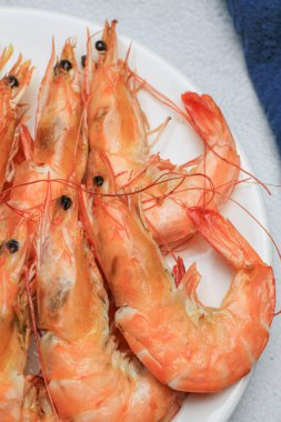 Baharatlı deniz ürünleri sosu ve pilav ile haşlanmış büyük deniz karidesleri. Sağlıklı yiyecekler. Buharda pişirilmiş deniz mahsulleri..