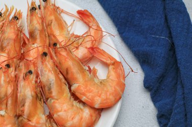 Baharatlı deniz ürünleri sosu ve pilav ile haşlanmış büyük deniz karidesleri. Sağlıklı yiyecekler. Buharda pişirilmiş deniz mahsulleri..