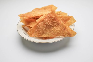 Beyaz arka planda kıymalı kızarmış mantı. Asya usulü aperatif. Çin yemeği, Asya yemeği..