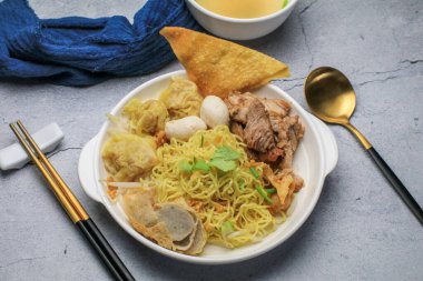 Çin yumurtalı şehriyeli sos dilimlenmiş domuz eti, balık köftesi, karides köftesi ve wonton. Asya yemeği tarzı..