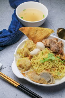 Çin yumurtalı şehriyeli sos dilimlenmiş domuz eti, balık köftesi, karides köftesi ve wonton. Asya yemeği tarzı..