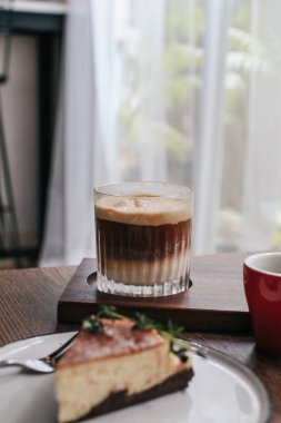 Ahşap masada latte macchiato katmanlı kahve. Taze sabah kahvesi. Cappuccino, americano, espresso.