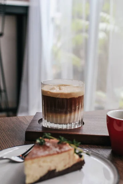 Latte Macchiato Berlapis Kopi Atas Meja Kayu Kopi Pagi Yang — Stok Foto