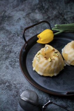 Sarı ve siyah arkaplanlı şekerli limonlu pasta. Turtalı kek, haşhaşlı, geleneksel Amerikan mutfağı koyu tonda.